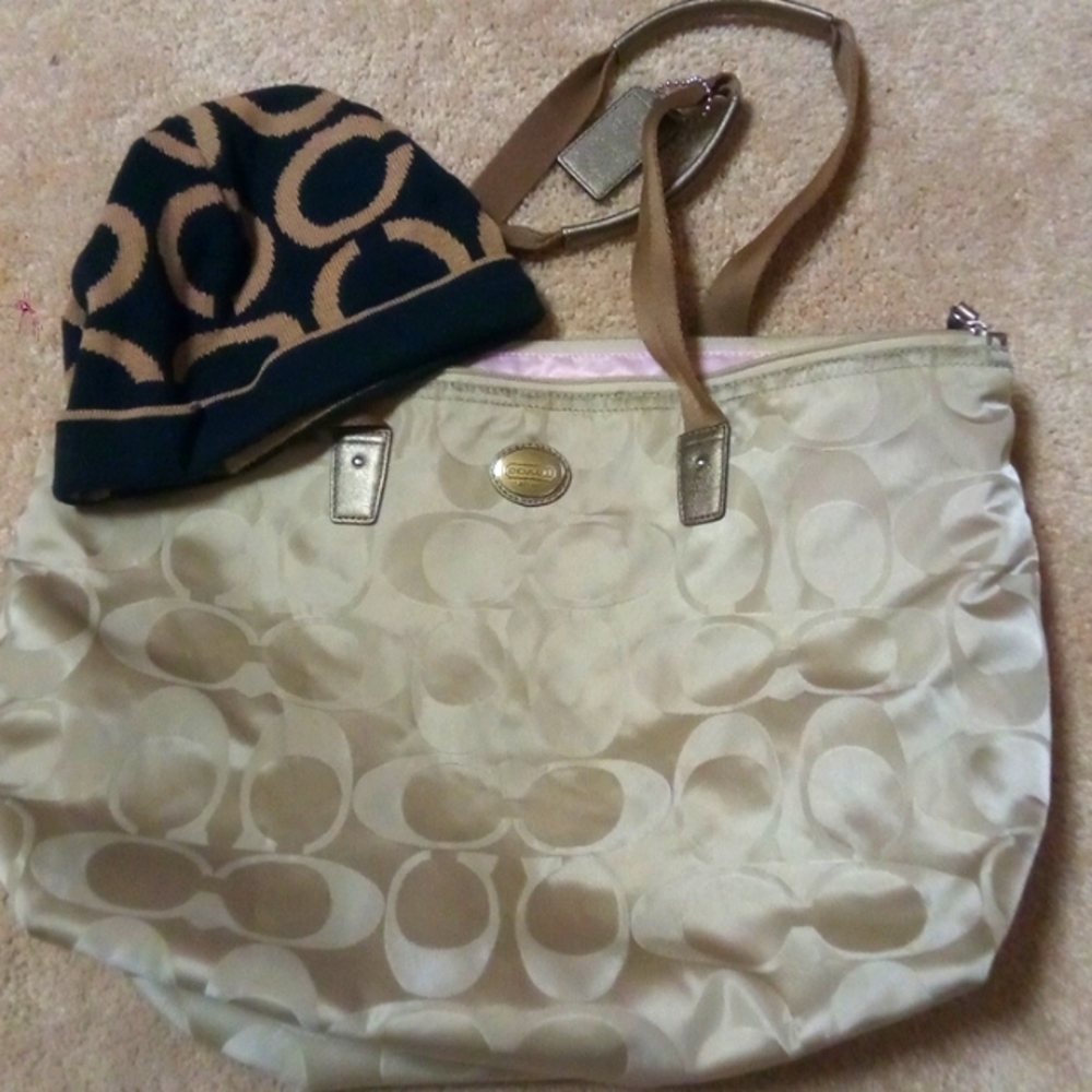 Coach tote with beanie